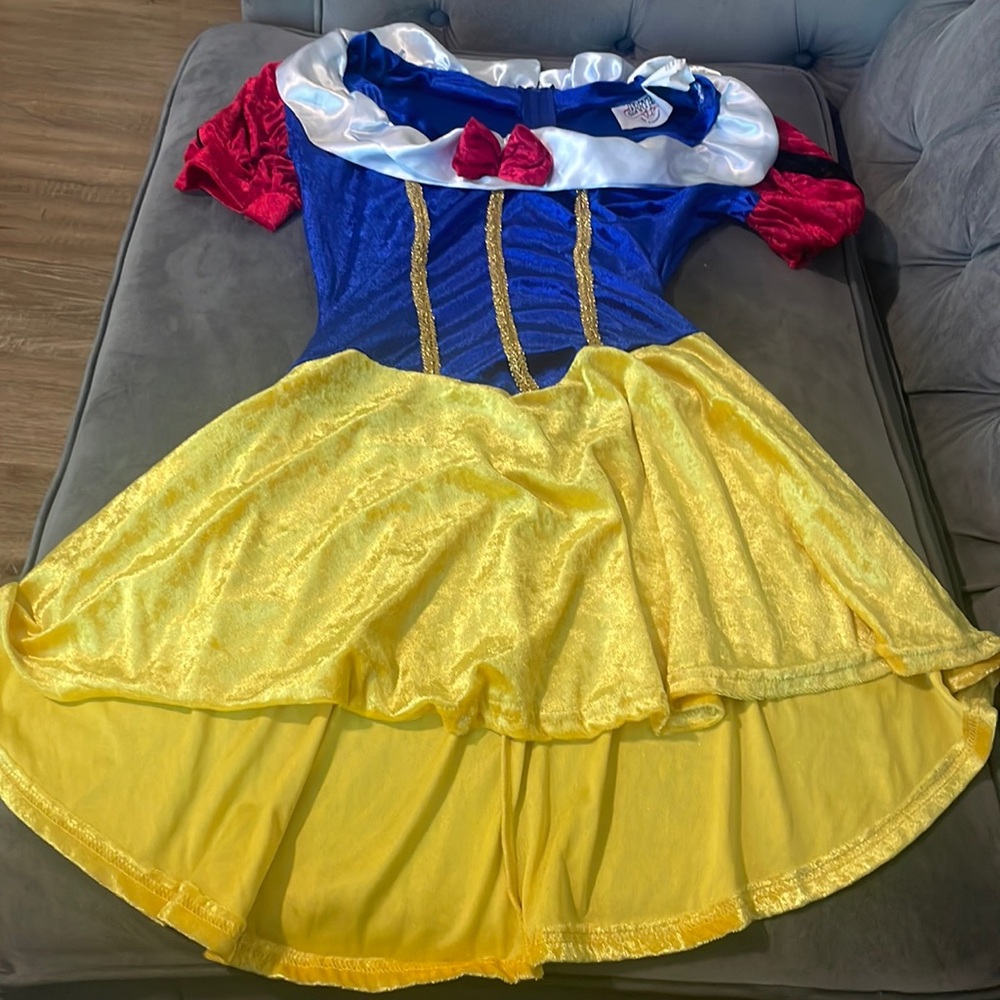Halloween costume Snow White